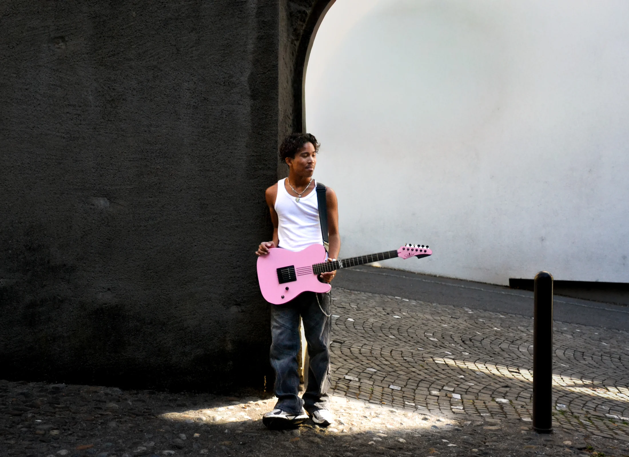 Nosh avec une guitare rose